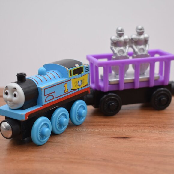 Thomas Castle Delivery Royal Crest Thomas Thomas & Friends Wooden Railway Trains - Picture 2 of 7